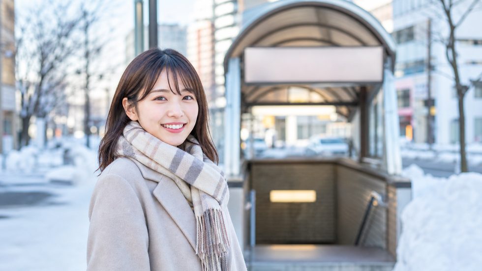 冬の札幌すすきの駅1番出口付近の地下街入口と雪景色（ポールタウン方面）
