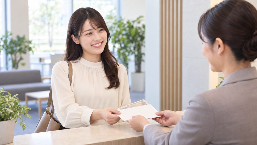 チャットレディの日払い報酬を受け取る様子(札幌・現金)