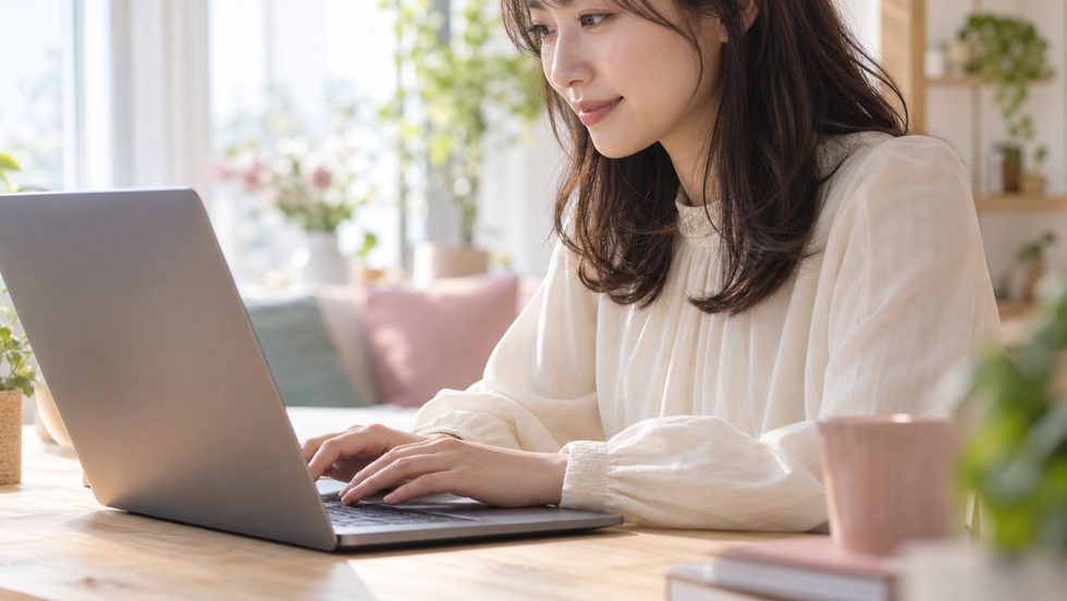 チャットレディの自己紹介文を入力する女性の手元(札幌)