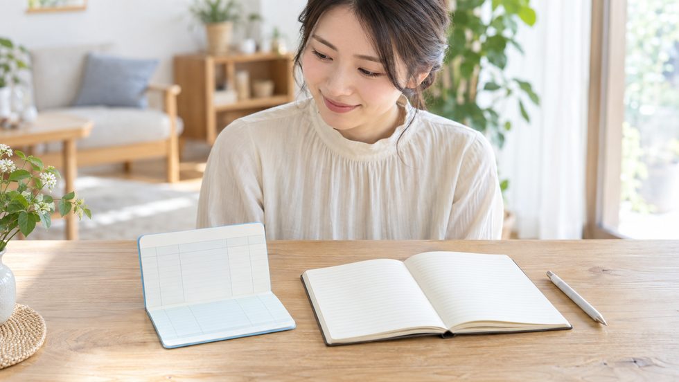 通帳と収入記録のノート(チャットレディの収入管理方法)